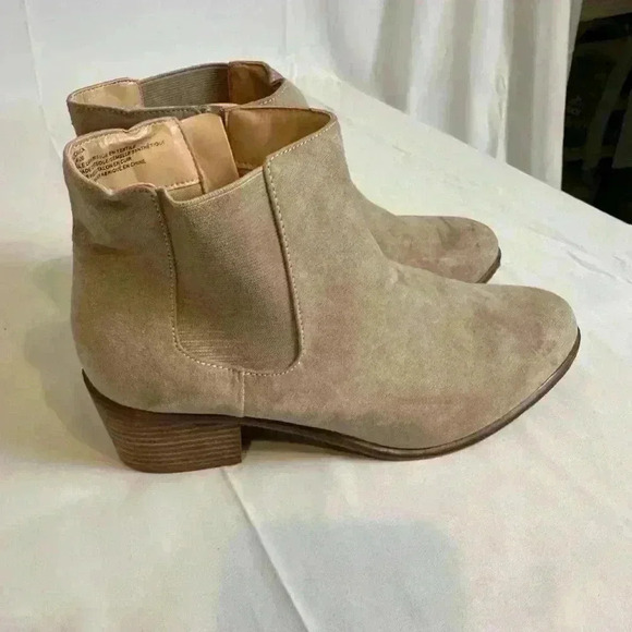 Treasure & Bond Shoes - Treasure & Bond Veronica Tan Suede Booties - Size 7